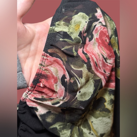 Floral lace up back crop top with flowy sleeves | Brand: Windsor - Picture 5 of 12